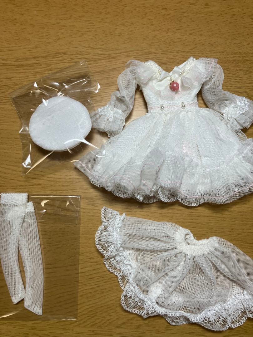 リカちゃん　27cmホワイトドール服 フリル付き