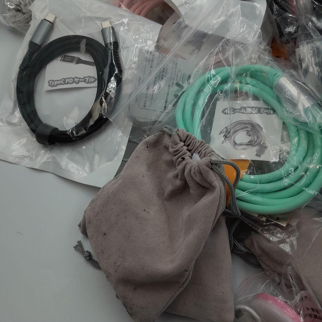 多様なケーブルとアダプターセット　USBケーブル　イヤホン　ライト　ポートハブ