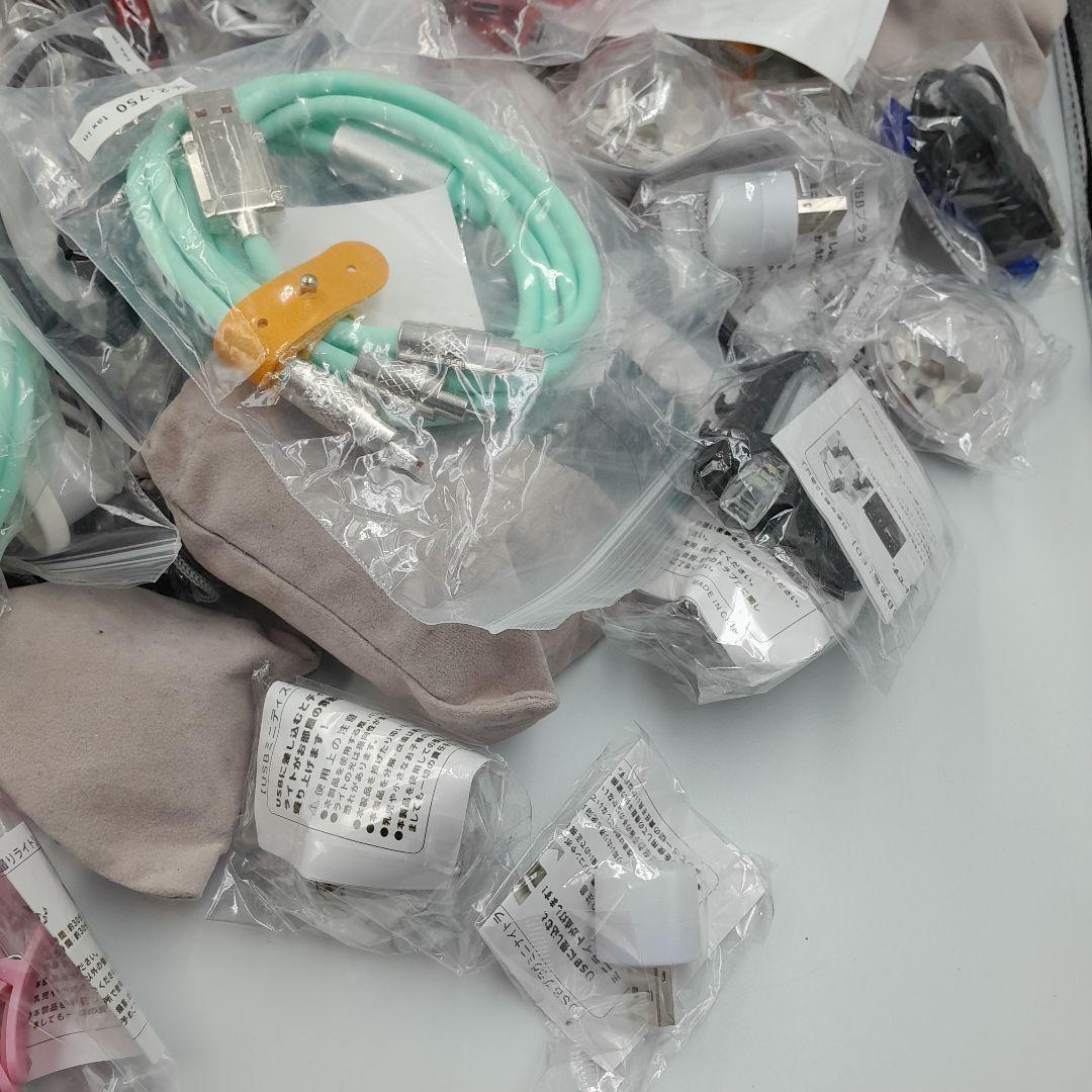 多様なケーブルとアダプターセット　USBケーブル　イヤホン　ライト　ポートハブ