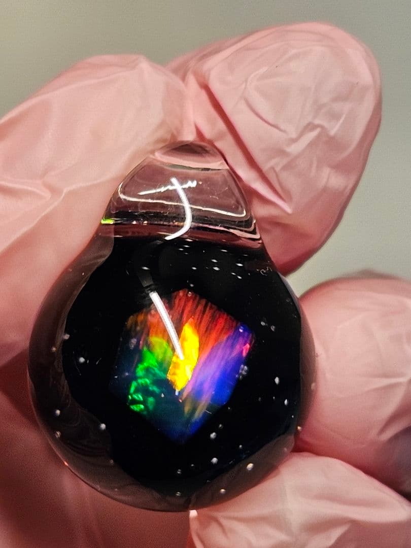 虹色模様のキュービック型オパール入りガラスアクセサリー