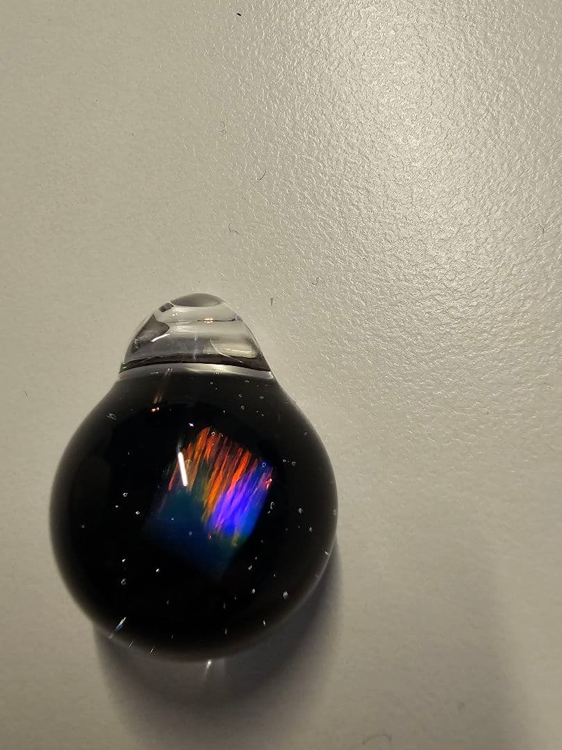 虹色模様のキュービック型オパール入りガラスアクセサリー