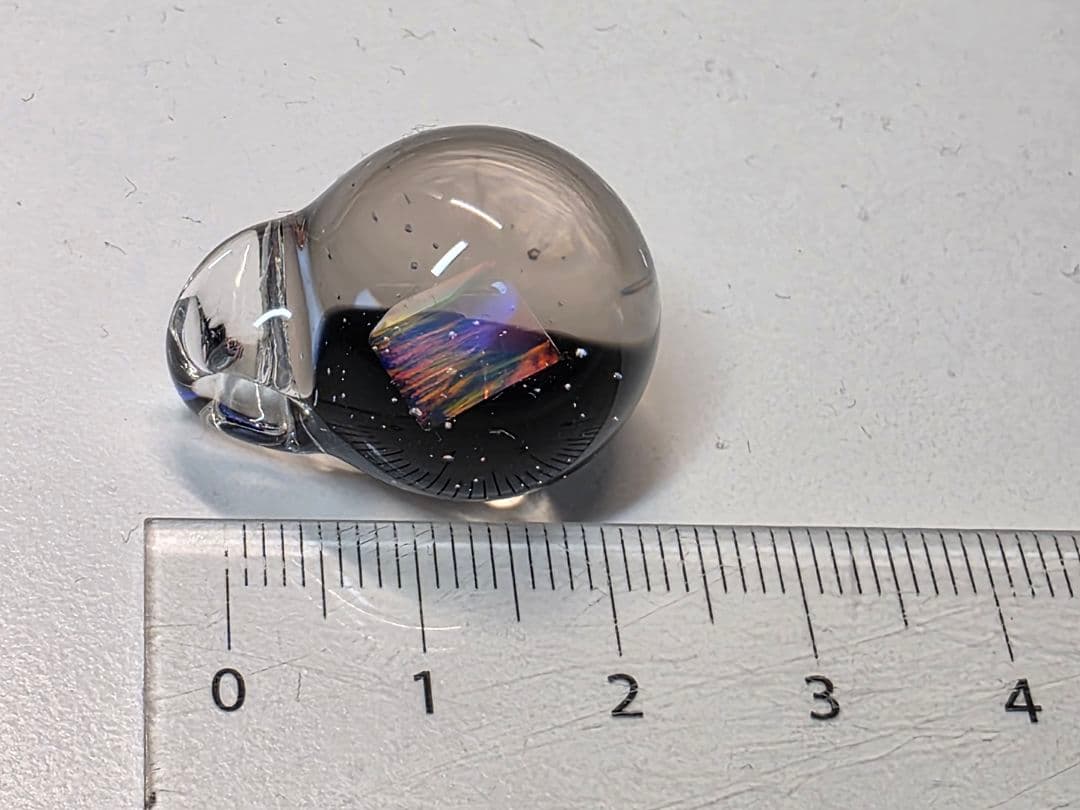 虹色模様のキュービック型オパール入りガラスアクセサリー