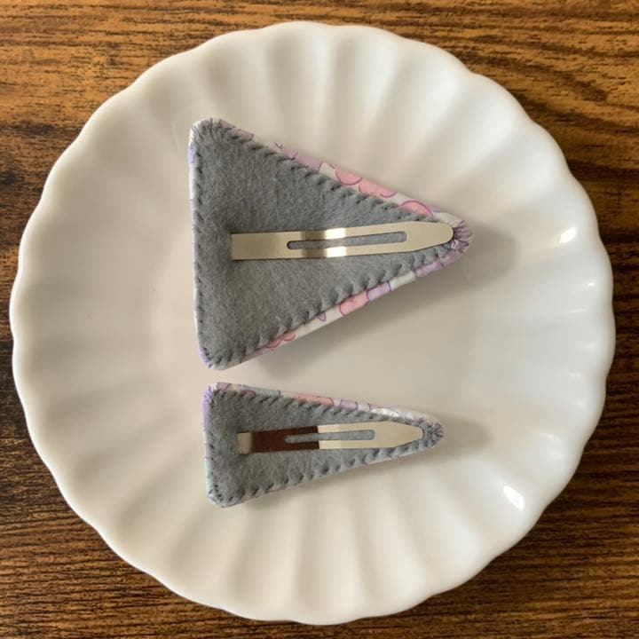 【146】リバティプリント使用　ハンドメイド　三角パッチンピン　ヘアピン　2個