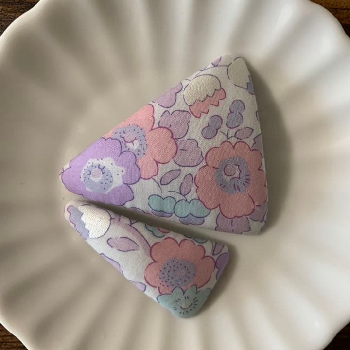 【146】リバティプリント使用　ハンドメイド　三角パッチンピン　ヘアピン　2個