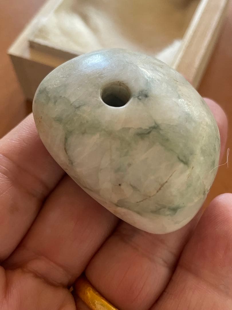 縄文期 翡翠製 緒締め玉形大珠　出土品