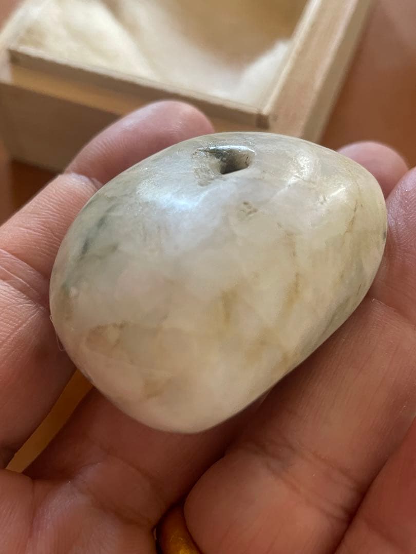 縄文期 翡翠製 緒締め玉形大珠　出土品