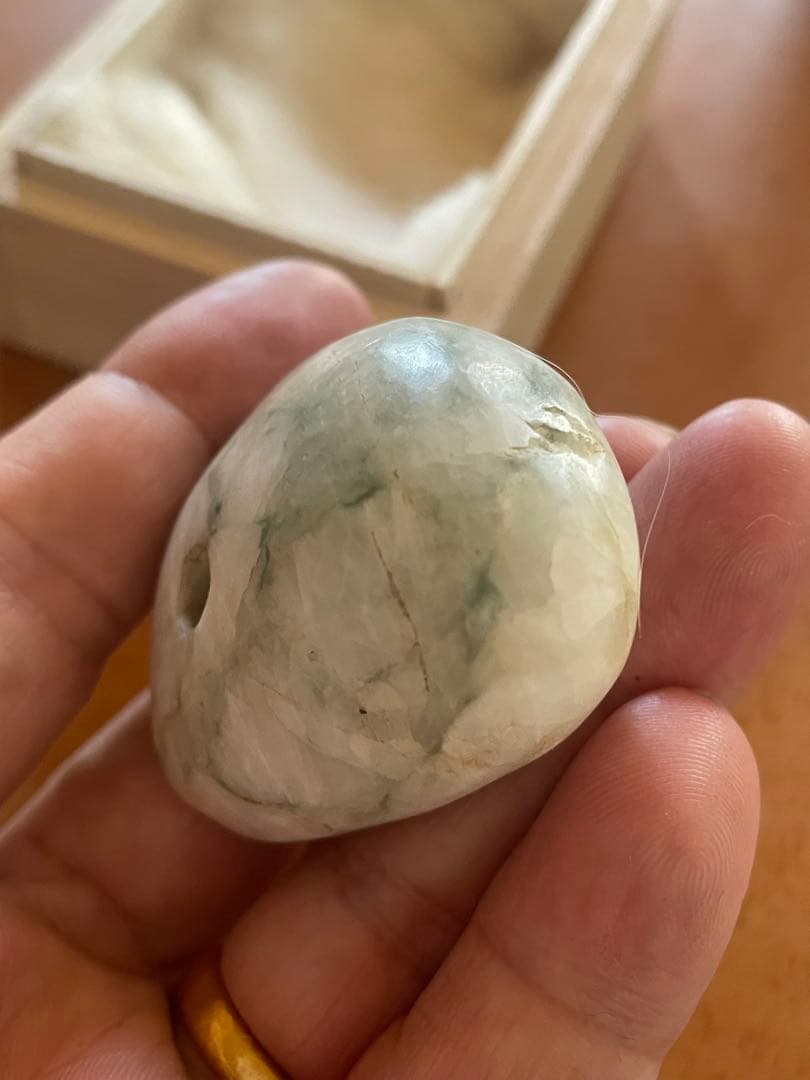 縄文期 翡翠製 緒締め玉形大珠　出土品