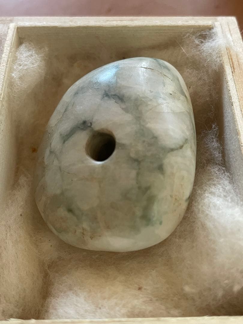 縄文期 翡翠製 緒締め玉形大珠　出土品