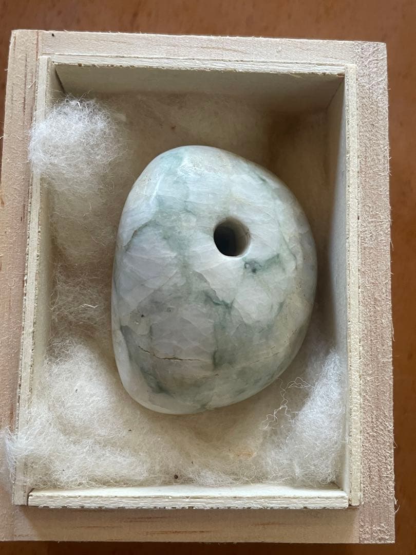 縄文期 翡翠製 緒締め玉形大珠　出土品