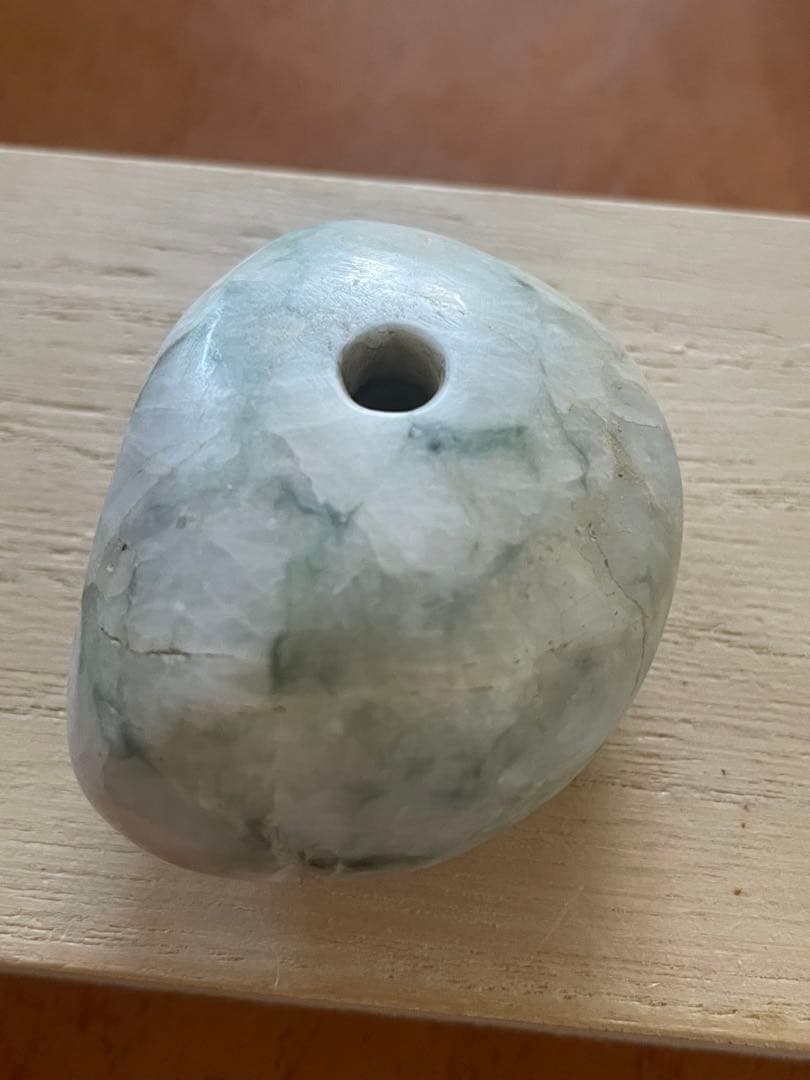 縄文期 翡翠製 緒締め玉形大珠　出土品
