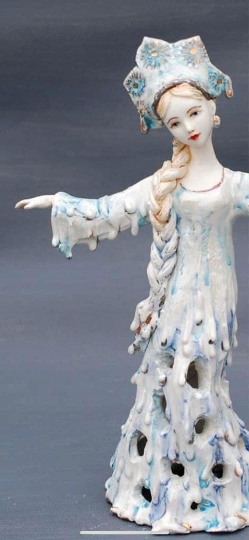 青白い陶器の女性フィギュア