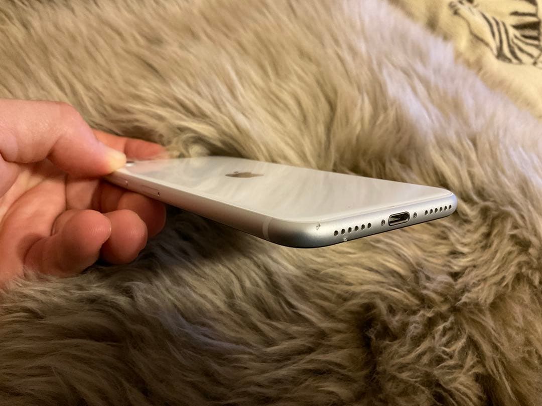 ゆ*ゆ様 Apple iPhone SE (第2世代) ホワイト