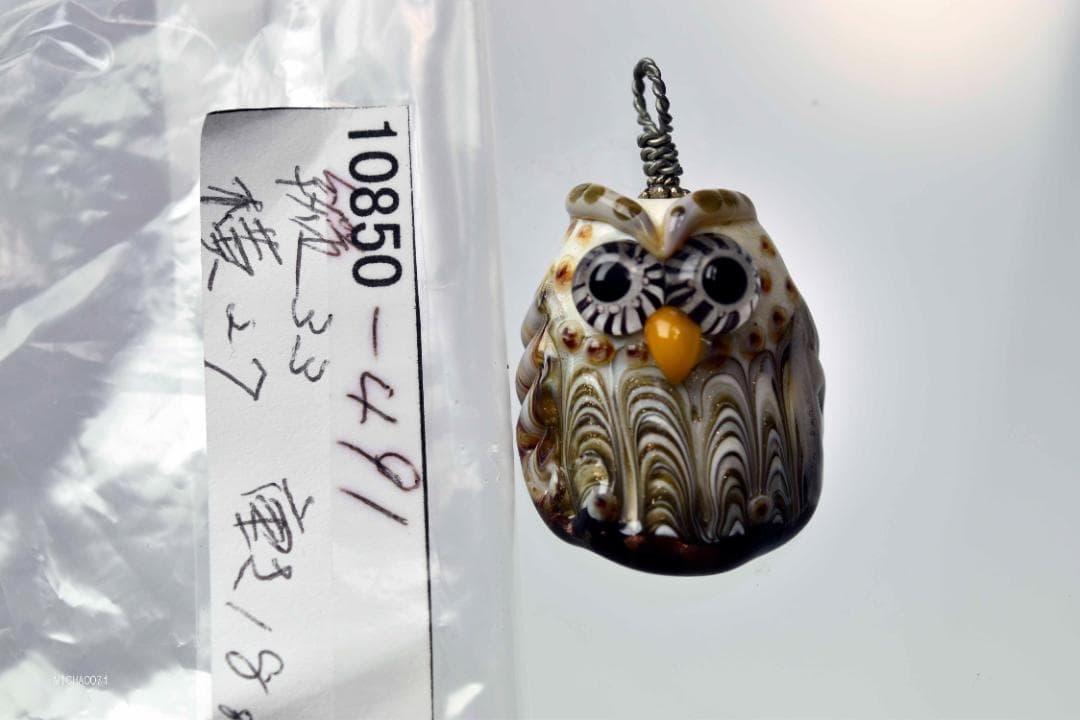 フクロウのトンボ玉 ガラスのジュエリー ペンダントトップ10850-491