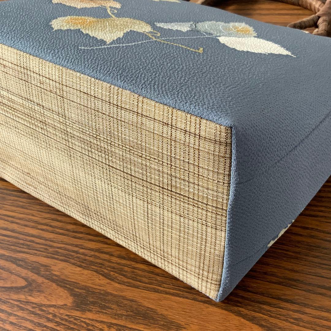 鬼しぼ縮緬　薄縹色に手描きの葉文　リメイク　胡桃皮ハンドルバッグ　浅型マチ広め