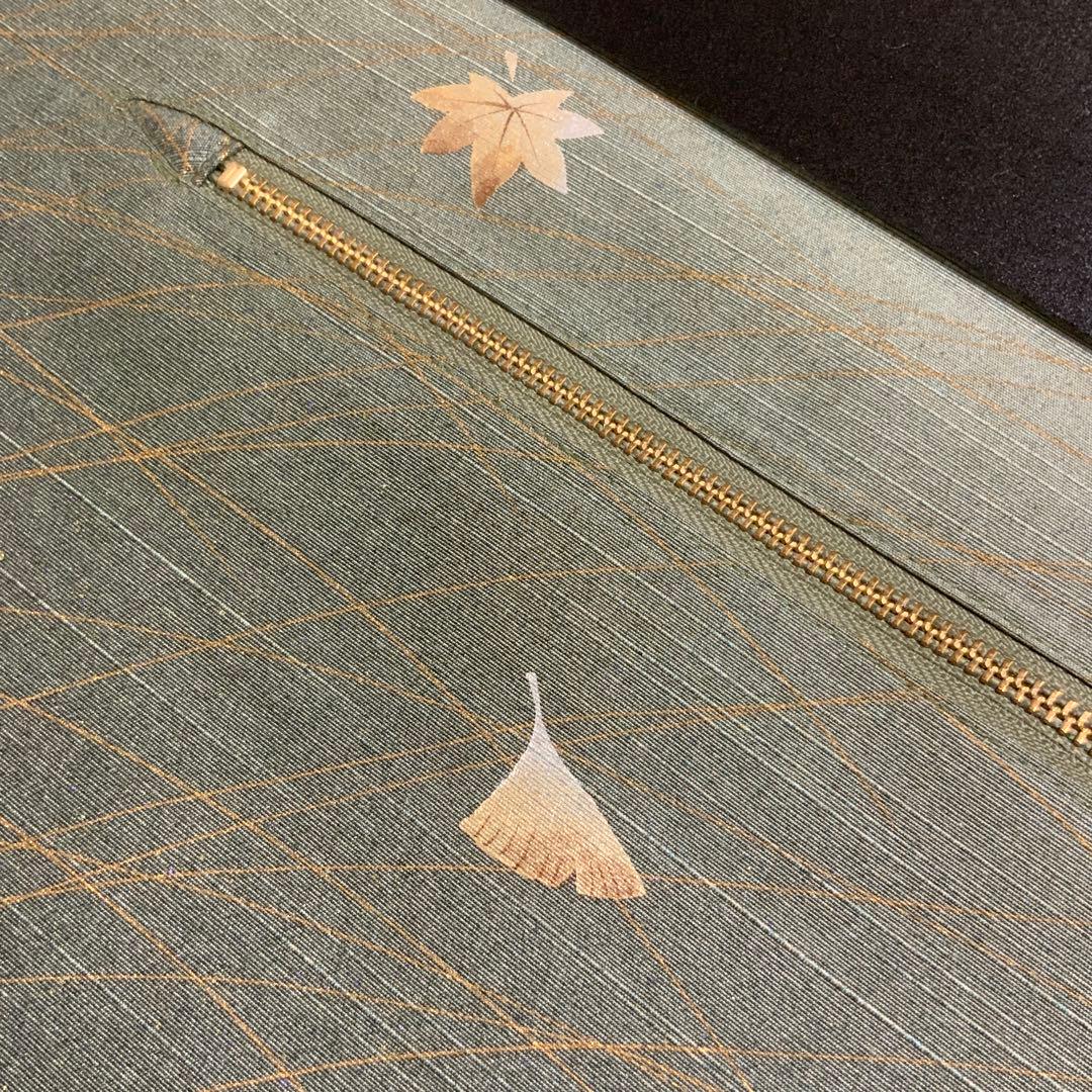 鬼しぼ縮緬　薄縹色に手描きの葉文　リメイク　胡桃皮ハンドルバッグ　浅型マチ広め