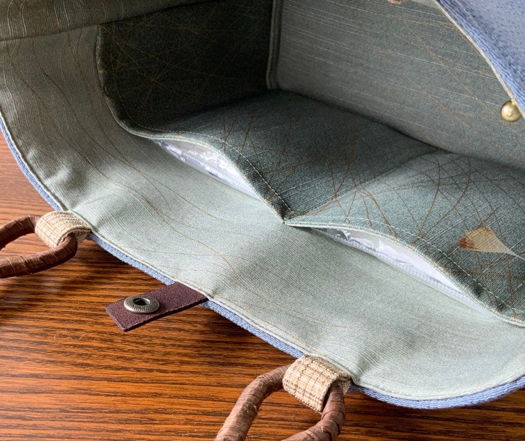 鬼しぼ縮緬　薄縹色に手描きの葉文　リメイク　胡桃皮ハンドルバッグ　浅型マチ広め