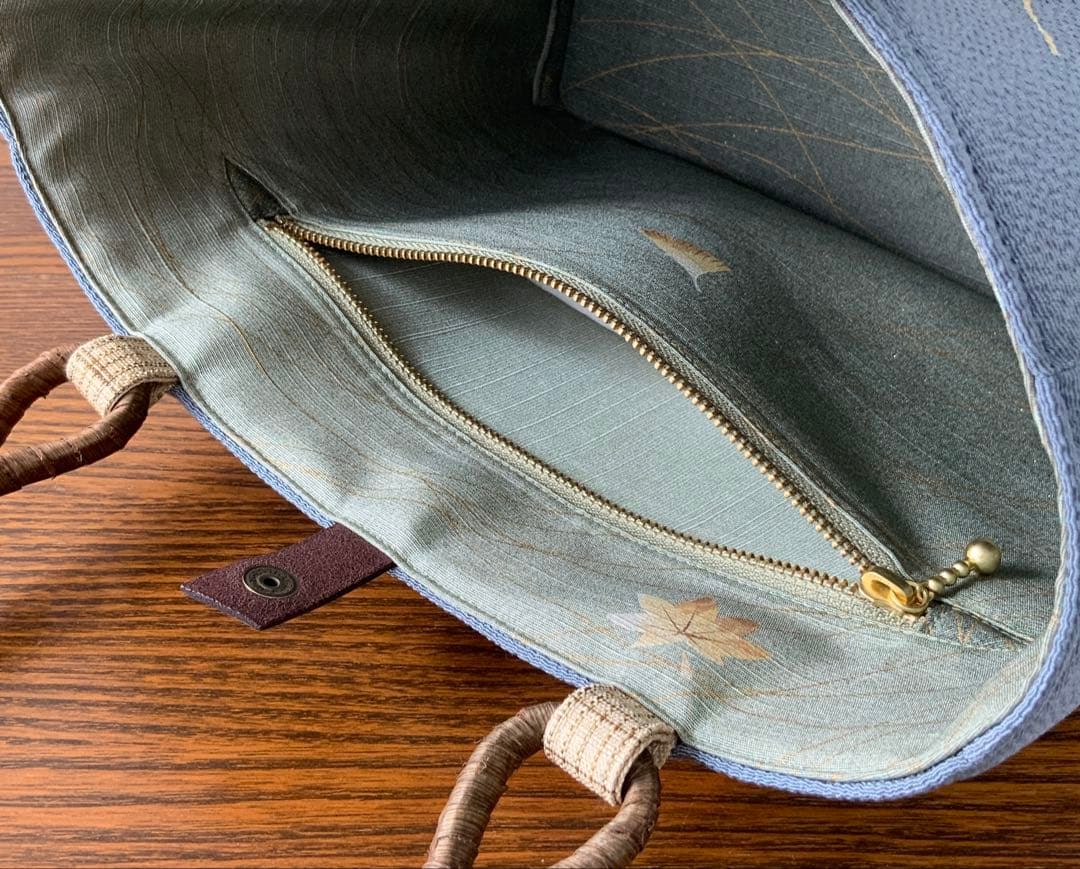 鬼しぼ縮緬　薄縹色に手描きの葉文　リメイク　胡桃皮ハンドルバッグ　浅型マチ広め