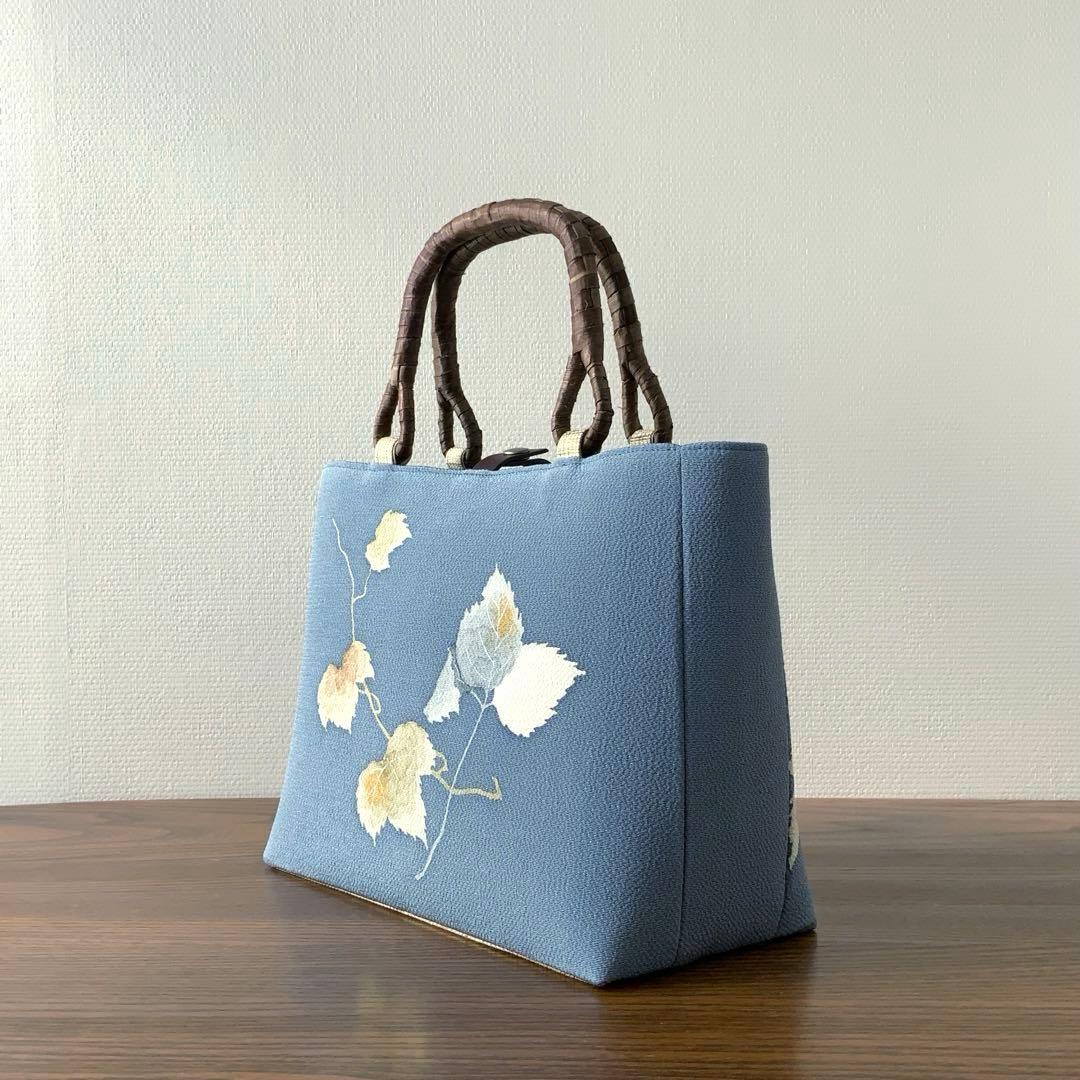 鬼しぼ縮緬　薄縹色に手描きの葉文　リメイク　胡桃皮ハンドルバッグ　浅型マチ広め