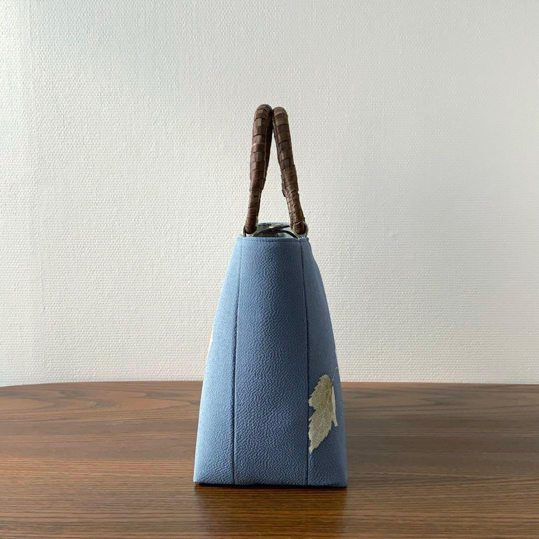 鬼しぼ縮緬　薄縹色に手描きの葉文　リメイク　胡桃皮ハンドルバッグ　浅型マチ広め