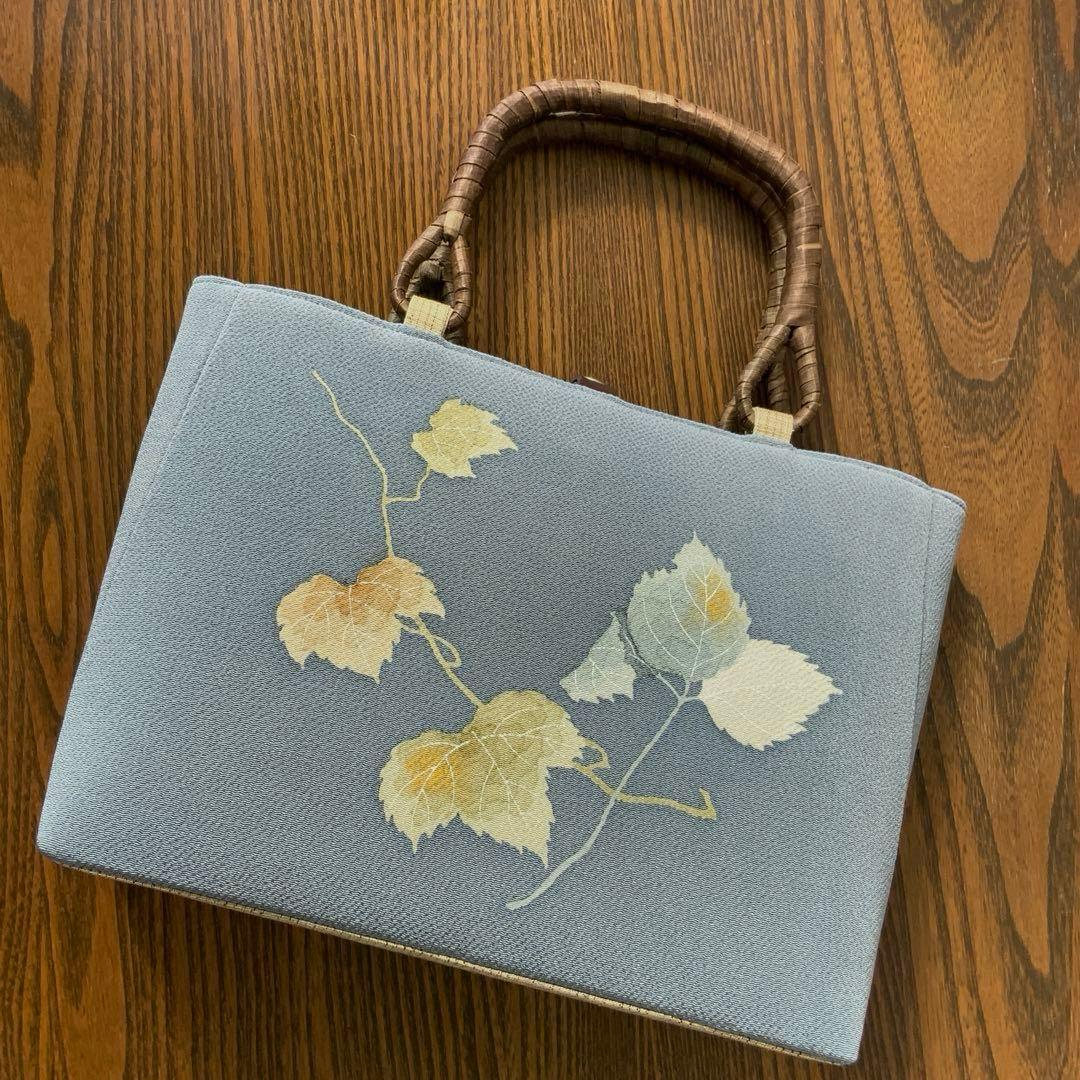鬼しぼ縮緬　薄縹色に手描きの葉文　リメイク　胡桃皮ハンドルバッグ　浅型マチ広め