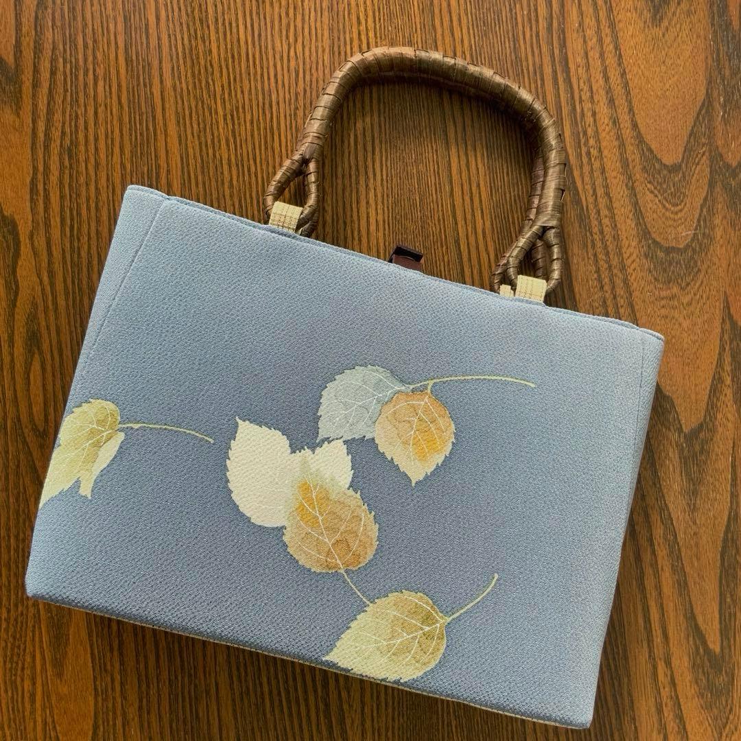 鬼しぼ縮緬　薄縹色に手描きの葉文　リメイク　胡桃皮ハンドルバッグ　浅型マチ広め