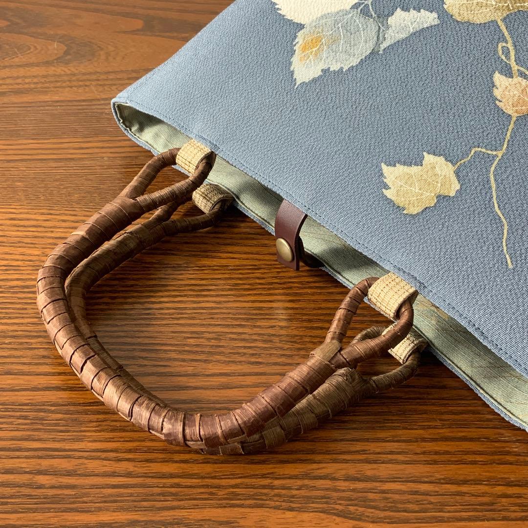 鬼しぼ縮緬　薄縹色に手描きの葉文　リメイク　胡桃皮ハンドルバッグ　浅型マチ広め