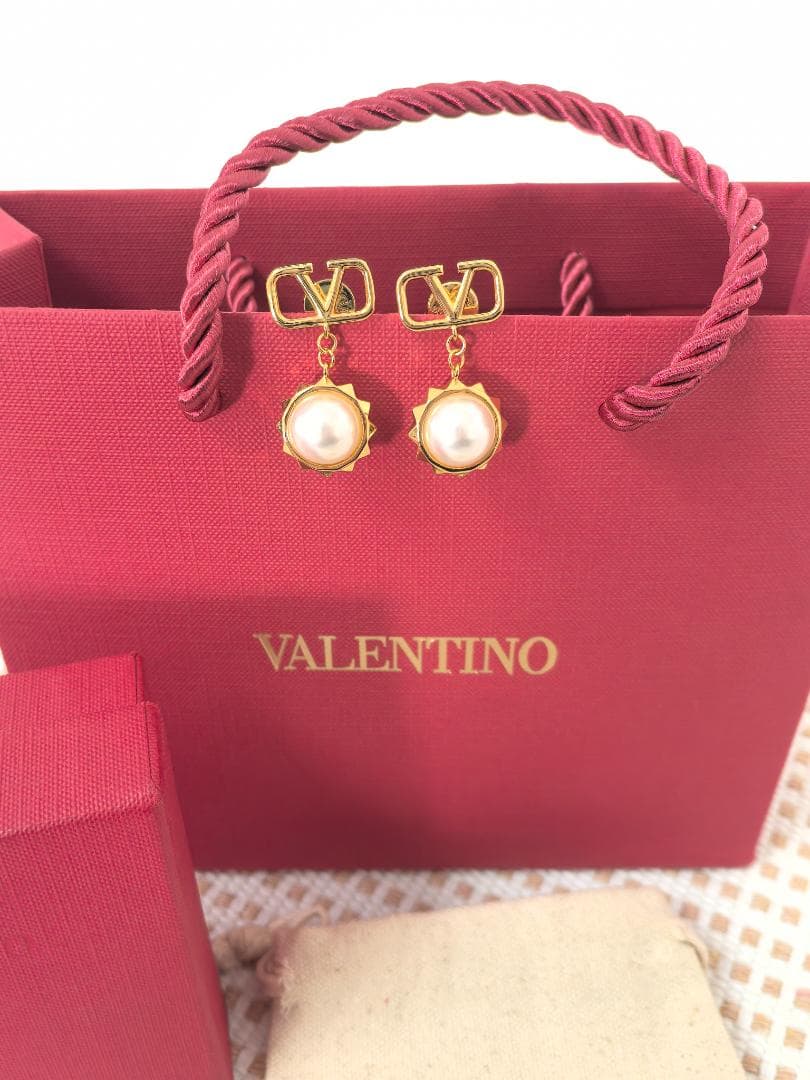 ヴァレンティノ Vロゴパールドロップピアスゴールド ヴィンテージ調高級感たっぷり