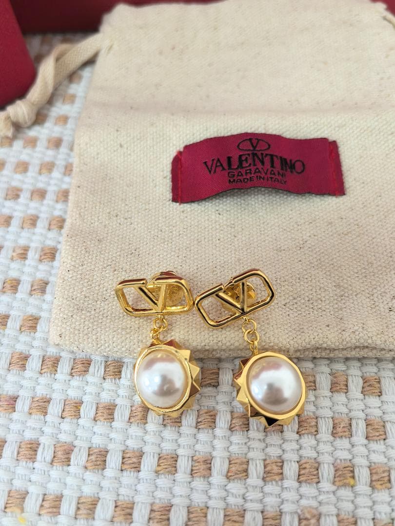 ヴァレンティノ Vロゴパールドロップピアスゴールド ヴィンテージ調高級感たっぷり