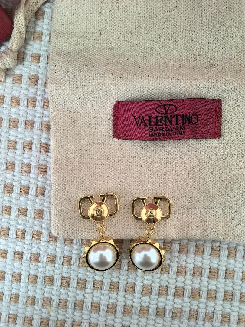 ヴァレンティノ Vロゴパールドロップピアスゴールド ヴィンテージ調高級感たっぷり