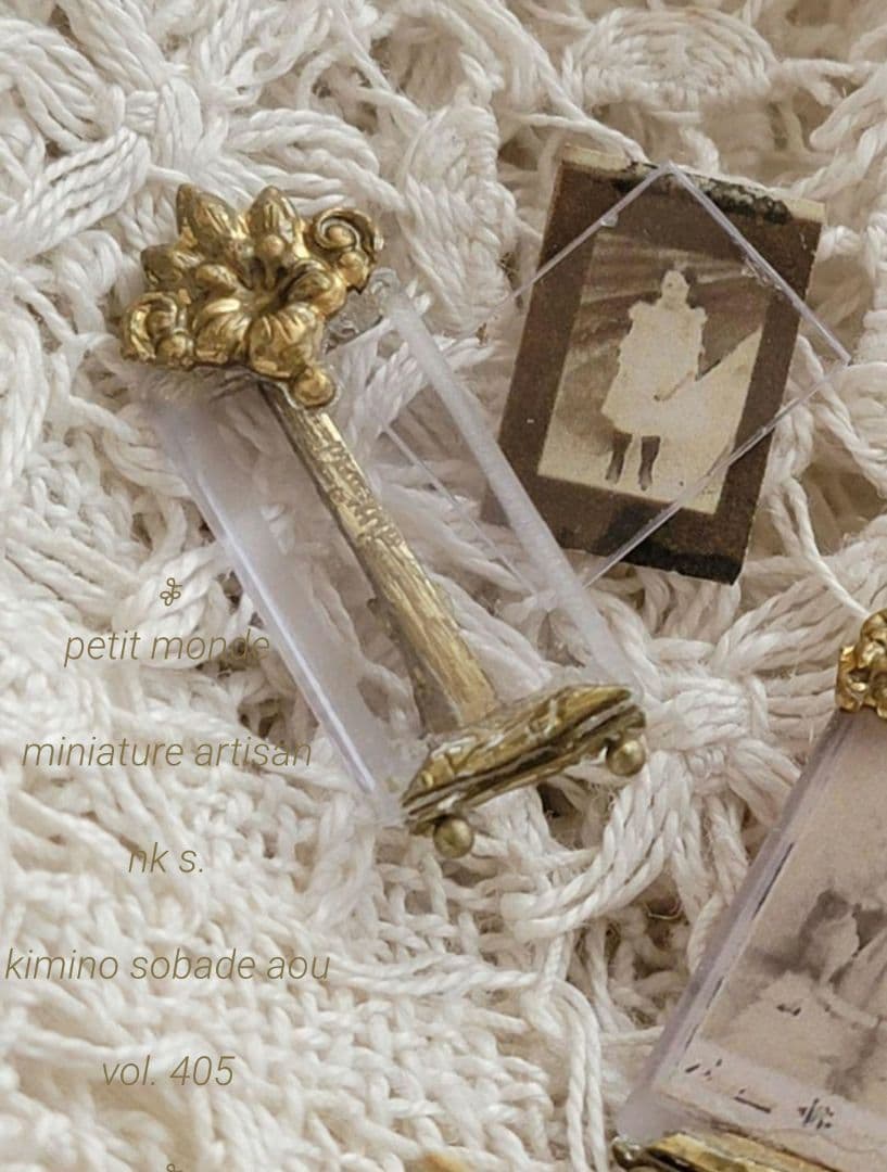 フランスアンティーク真鍮オルモル装飾　ガラス風フォトスタンド 　ミニチュア