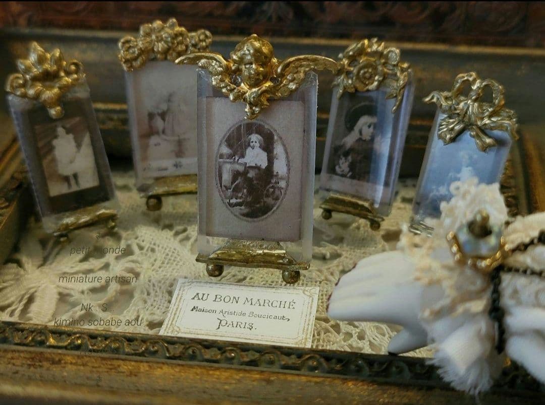 フランスアンティーク真鍮オルモル装飾　ガラス風フォトスタンド 　ミニチュア