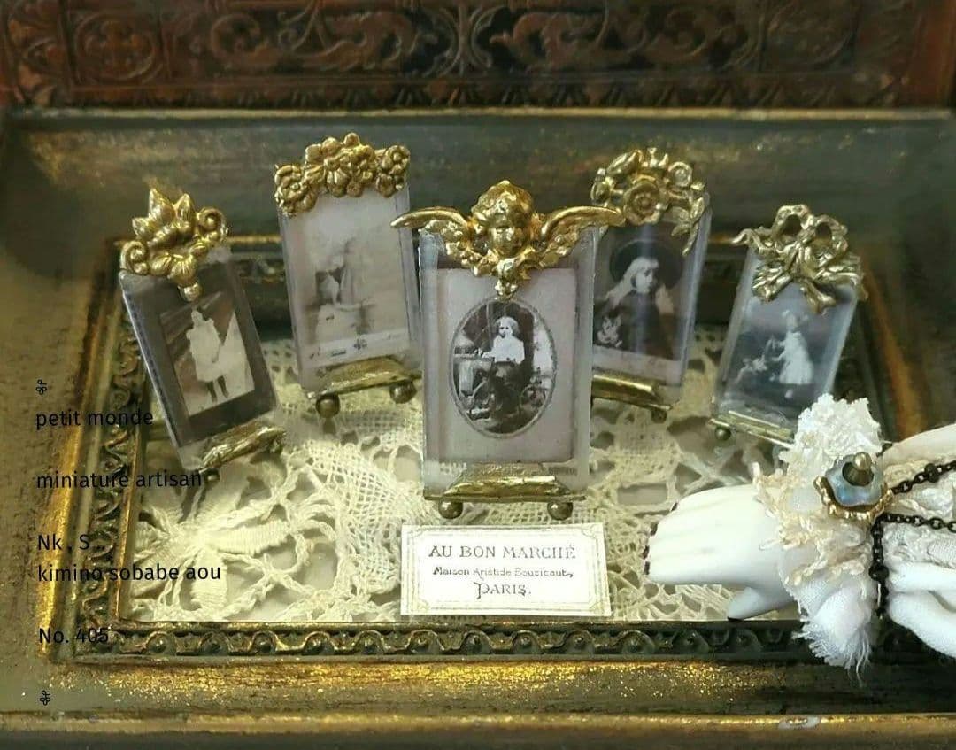 フランスアンティーク真鍮オルモル装飾　ガラス風フォトスタンド 　ミニチュア