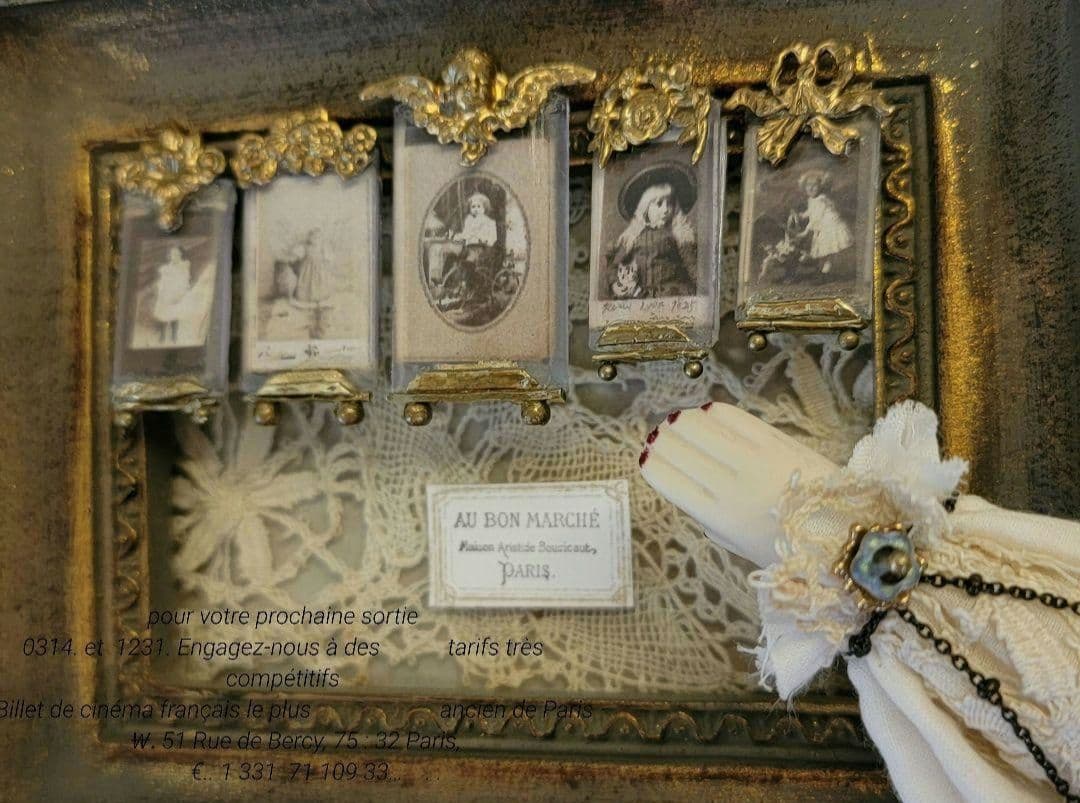 フランスアンティーク真鍮オルモル装飾　ガラス風フォトスタンド 　ミニチュア