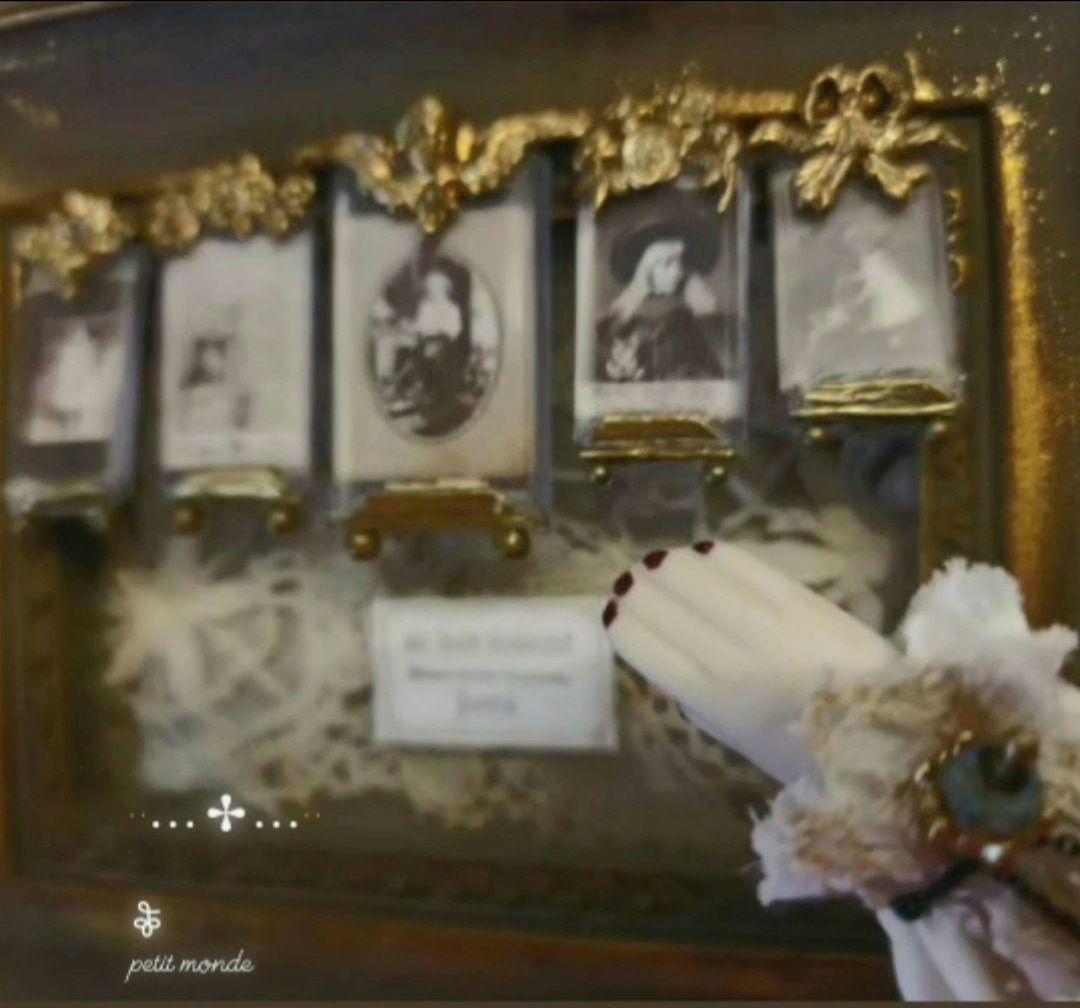 フランスアンティーク真鍮オルモル装飾　ガラス風フォトスタンド 　ミニチュア