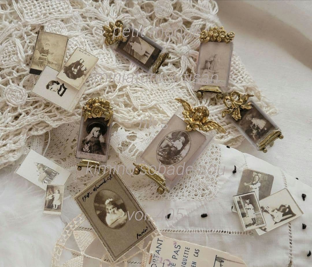 フランスアンティーク真鍮オルモル装飾　ガラス風フォトスタンド 　ミニチュア