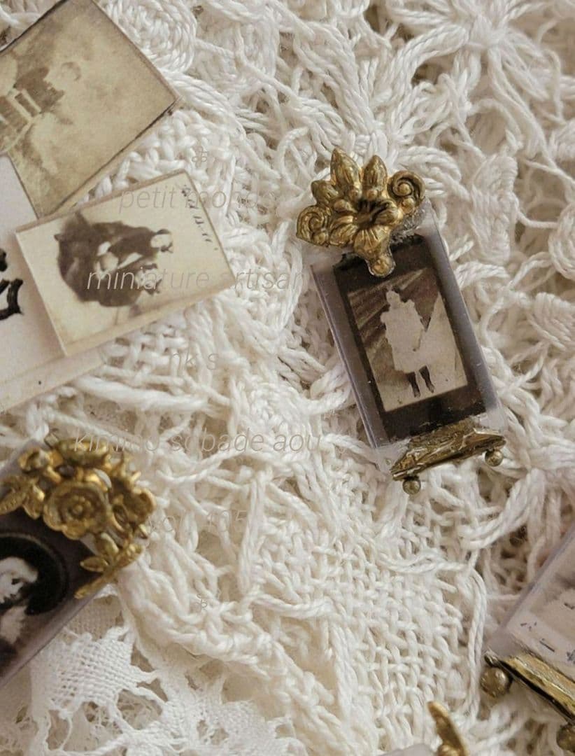 フランスアンティーク真鍮オルモル装飾　ガラス風フォトスタンド 　ミニチュア