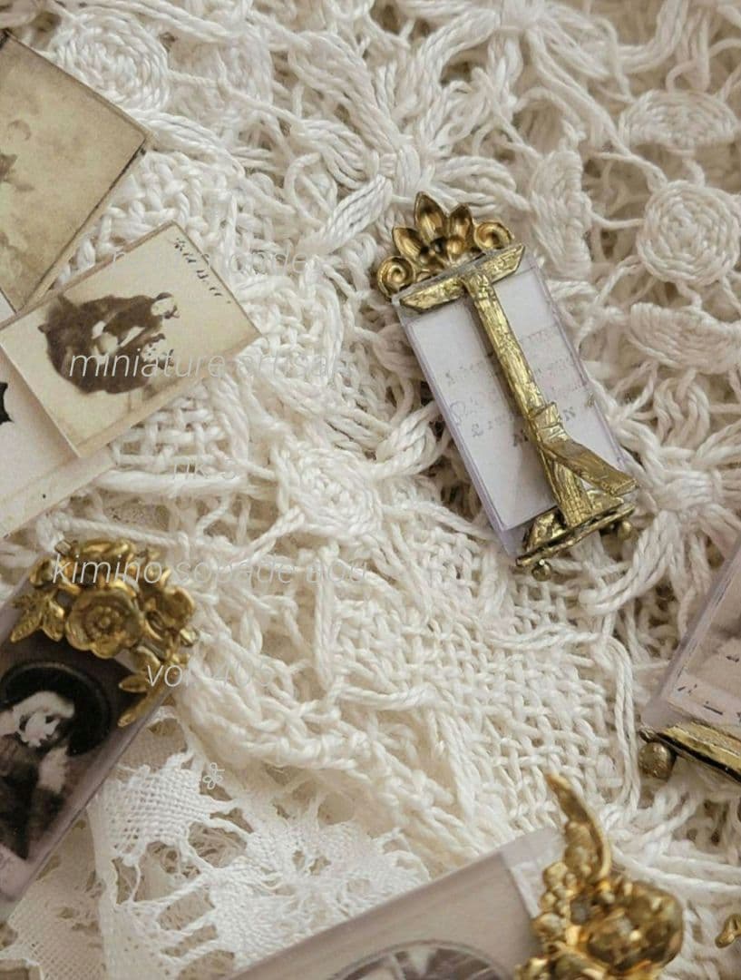 フランスアンティーク真鍮オルモル装飾　ガラス風フォトスタンド 　ミニチュア