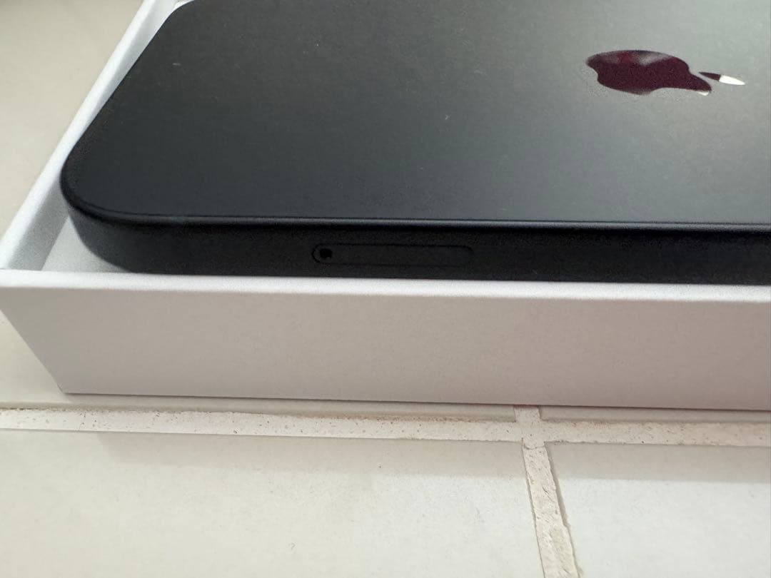 【超美品／おまけ付き】iPhone15 128GB ブラック 国内SIMフリー