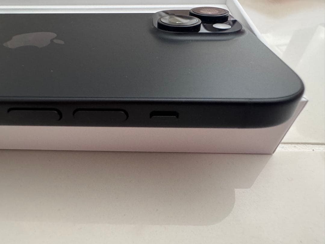 【超美品／おまけ付き】iPhone15 128GB ブラック 国内SIMフリー