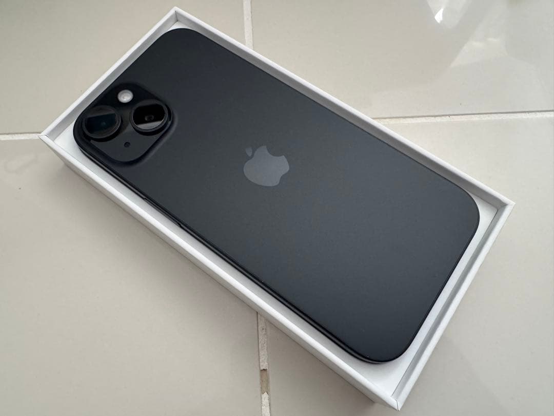 【超美品／おまけ付き】iPhone15 128GB ブラック 国内SIMフリー