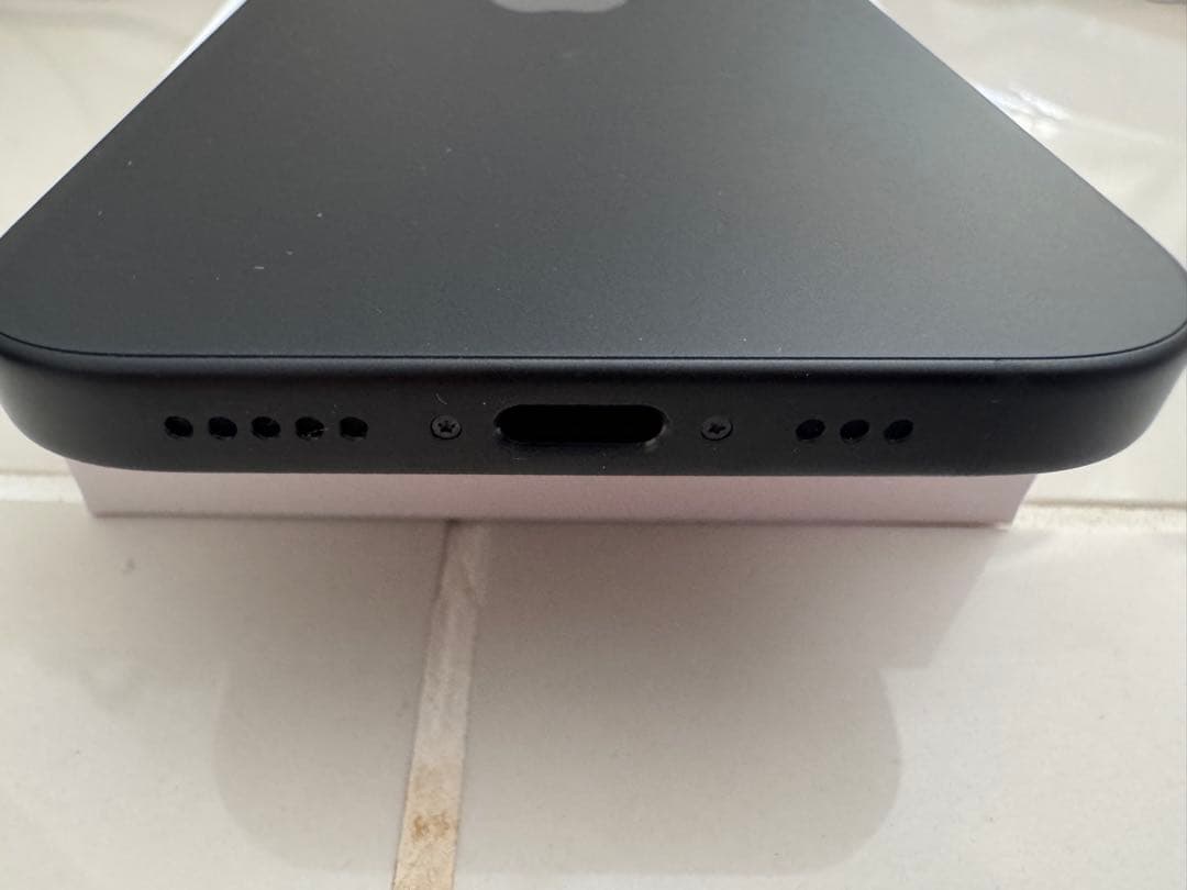 【超美品／おまけ付き】iPhone15 128GB ブラック 国内SIMフリー