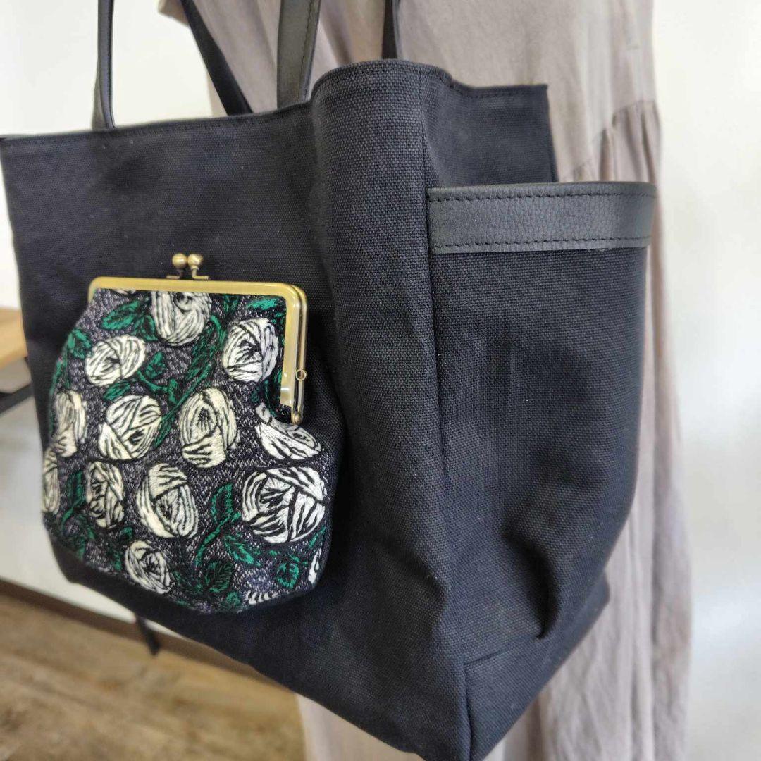 ミナペルホネン/rosyロージィーネイビー/がま口ポケット仕切り付きトート