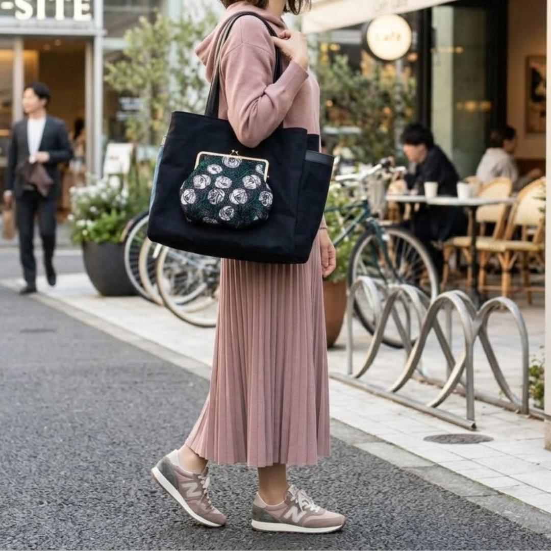 ミナペルホネン/rosyロージィーネイビー/がま口ポケット仕切り付きトート