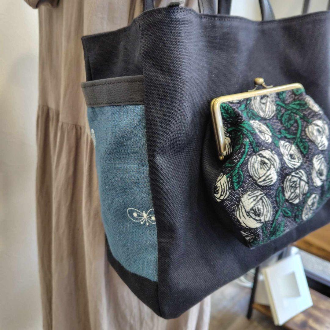 ミナペルホネン/rosyロージィーネイビー/がま口ポケット仕切り付きトート