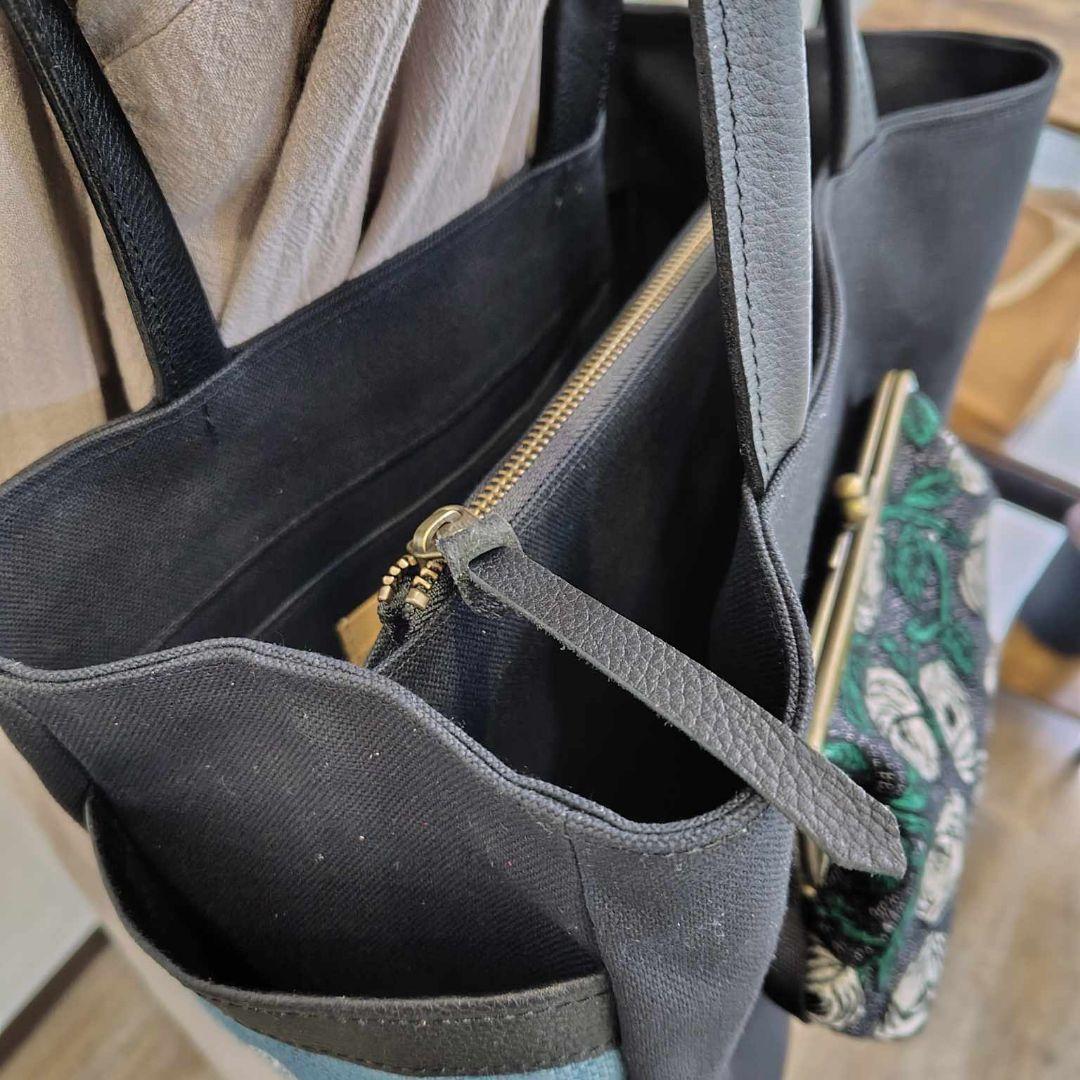 ミナペルホネン/rosyロージィーネイビー/がま口ポケット仕切り付きトート