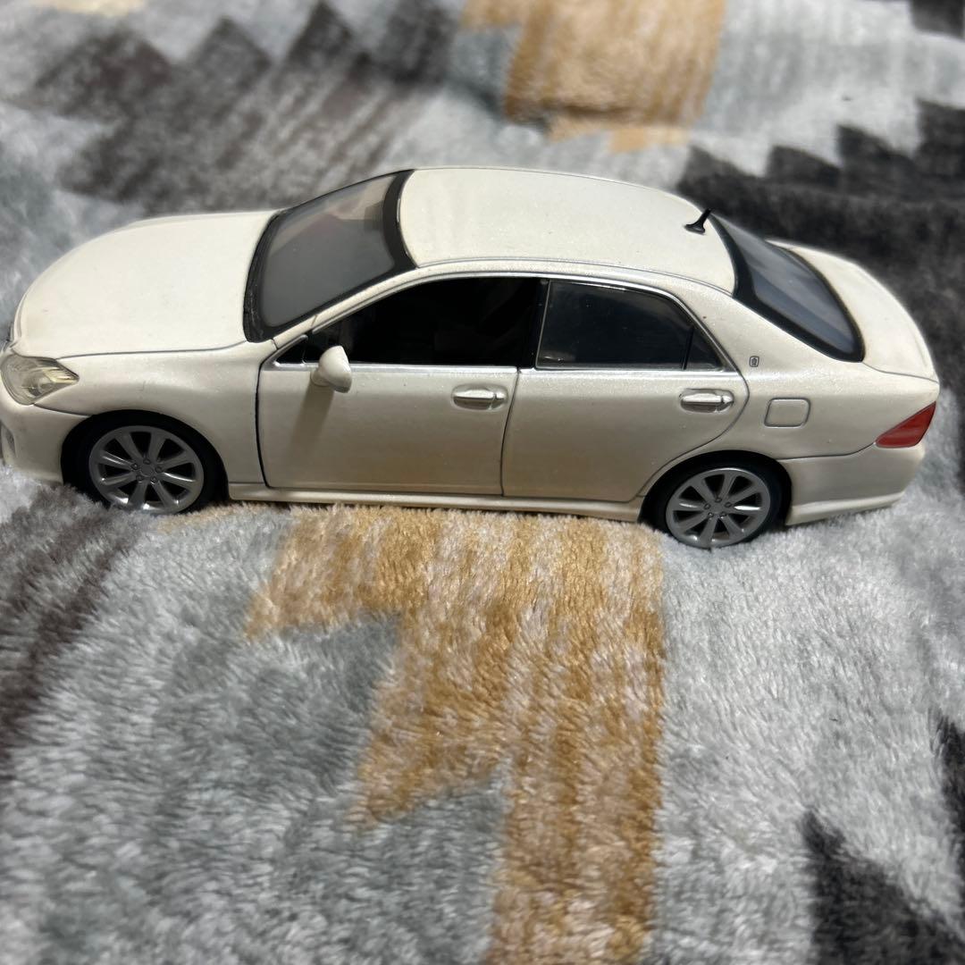 トヨタカラーサンプルミニカークラウンアスリート200系 ホワイトパール