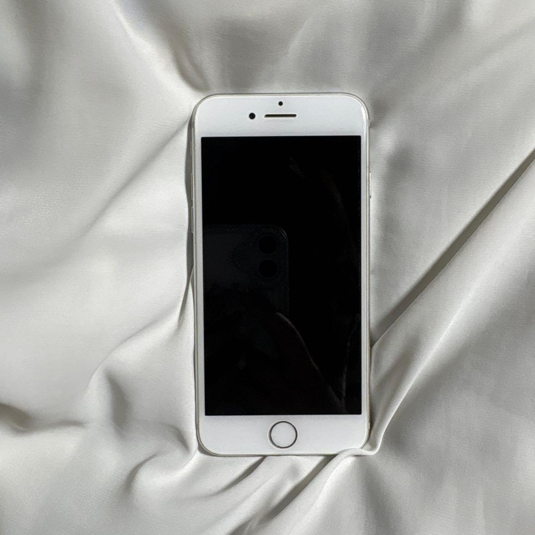 Apple iPhone7 本体　 シルバー　初期化済み