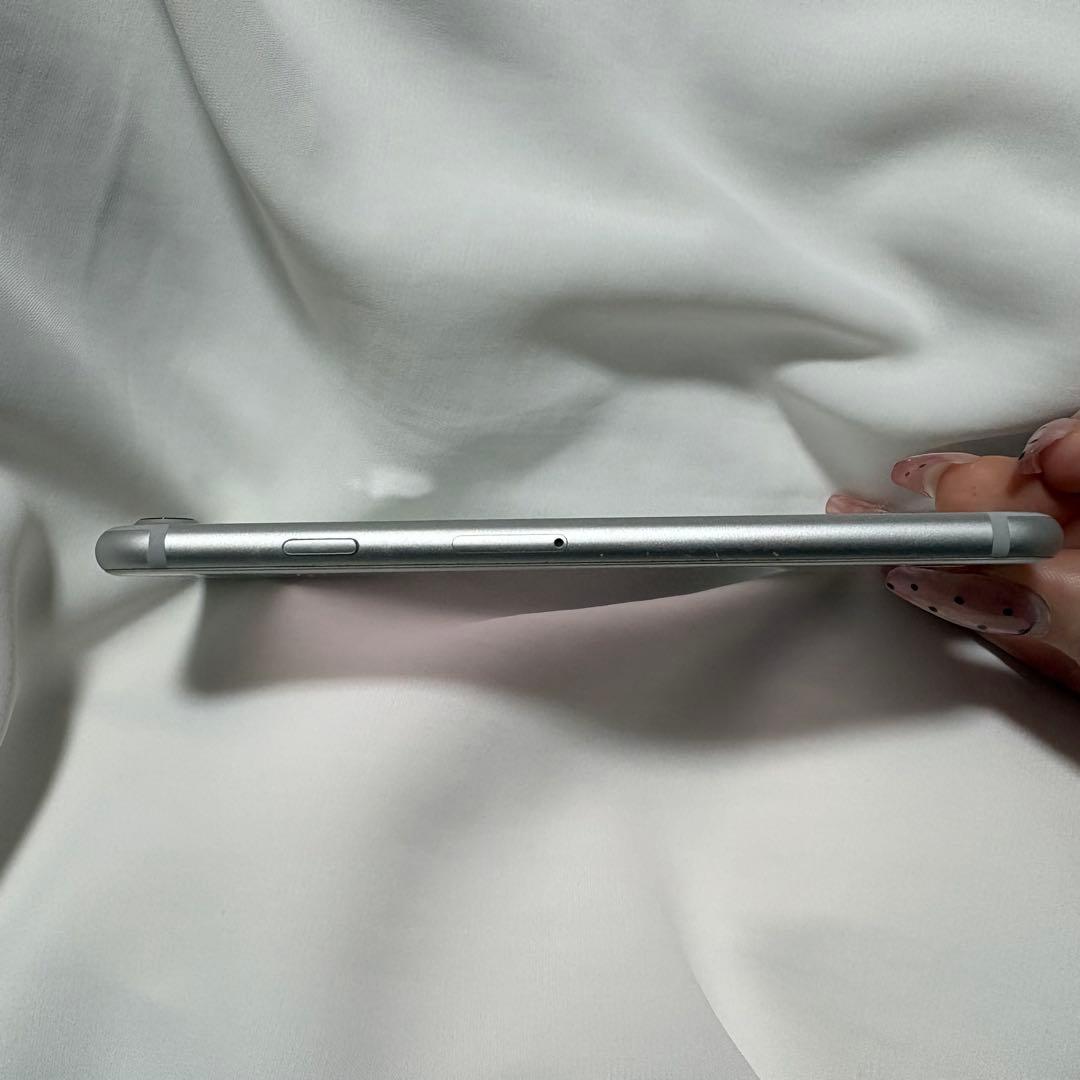 Apple iPhone7 本体　 シルバー　初期化済み