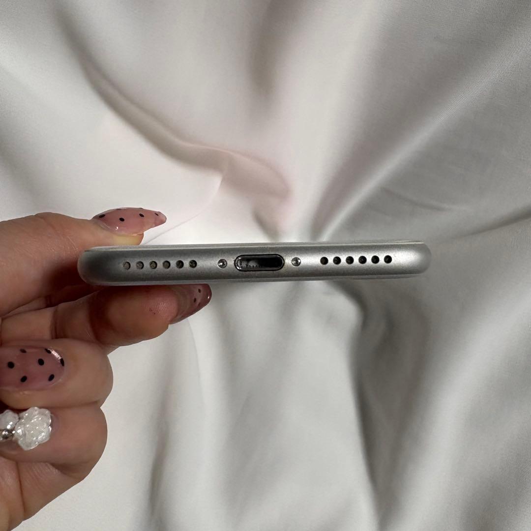 Apple iPhone7 本体　 シルバー　初期化済み