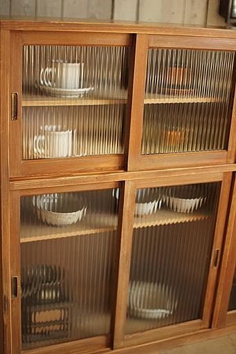 古い木枠のモールガラス戸棚　収納棚　食器棚　本棚　キャビネット　古家具
